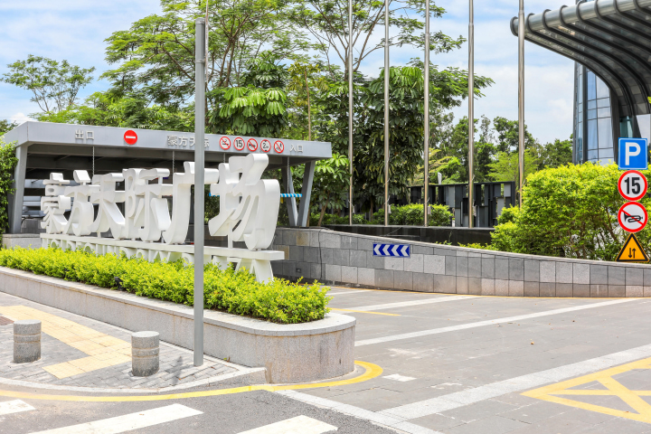 豪方天际广场电梯图片