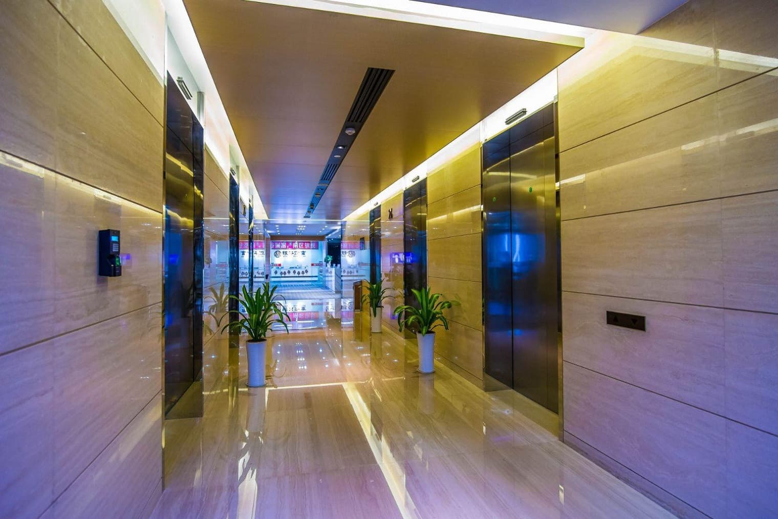 京基100大厦电梯图片